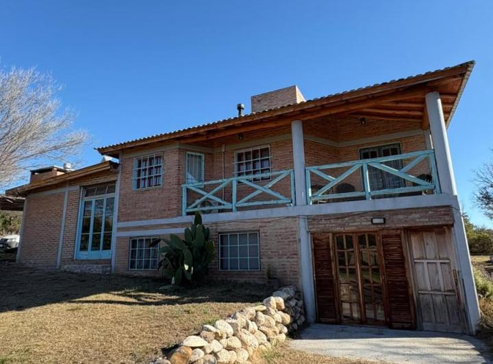 Casa · 205m² · 8 Ambientes · 3 Cocheras