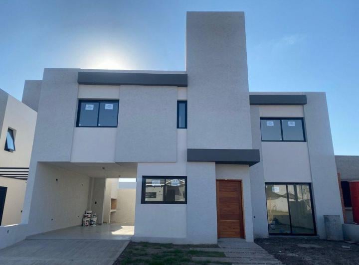 Casa · 160m² · 5 Ambientes · 2 Cocheras