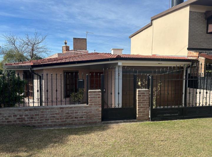 Casa · 240m² · 6 Ambientes · 1 Cochera