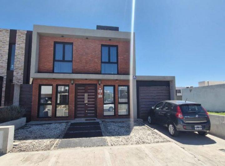 Casa · 180m² · 8 Ambientes · 3 Cocheras