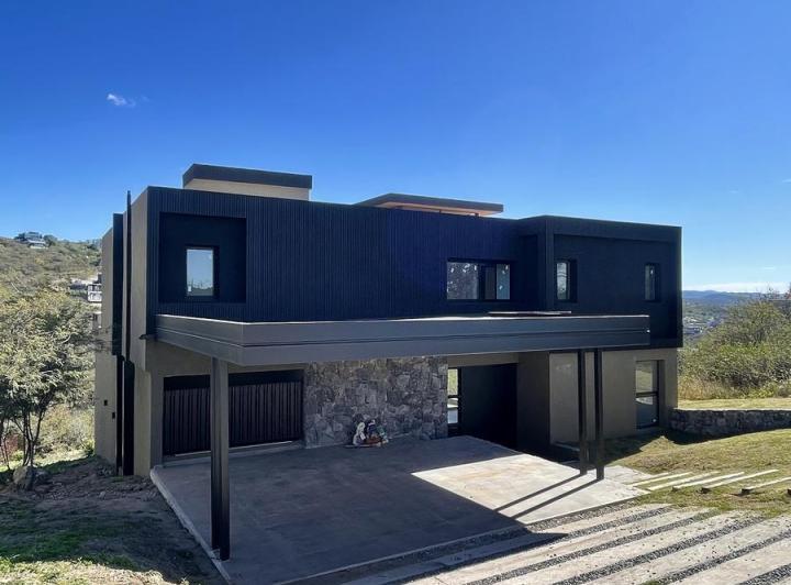 Casa · 330m² · 3 Dormitorios · 2 Cocheras