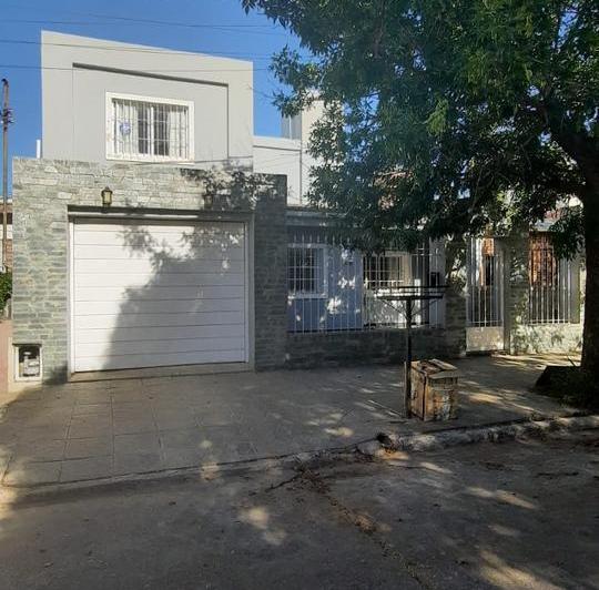 Casa · 296m² · 4 Dormitorios · 2 Cocheras