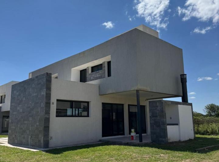 Casa · 180m² · 4 Ambientes · 2 Cocheras