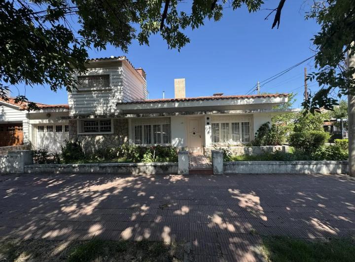 Casa · 216m² · 2 Dormitorios · 1 Cochera