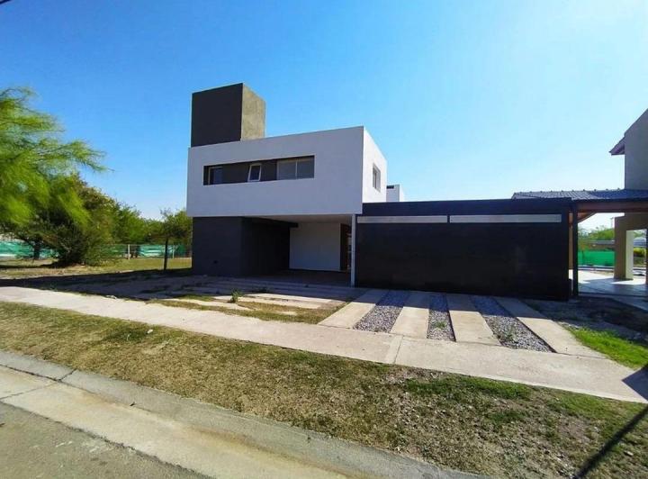 Casa · 220m² · 8 Ambientes · 2 Cocheras