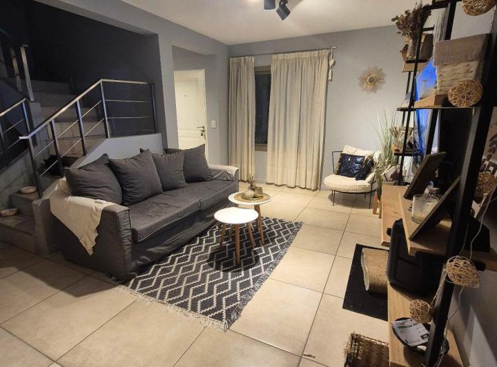 Casa · 230m² · 6 Ambientes · 2 Cocheras