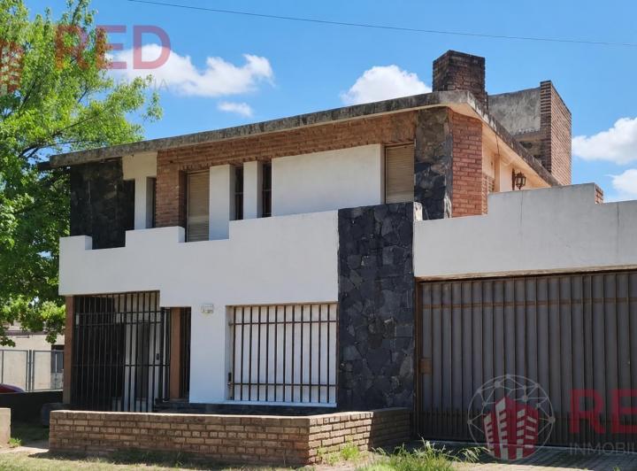 Casa · 293m² · 5 Dormitorios · 1 Cochera