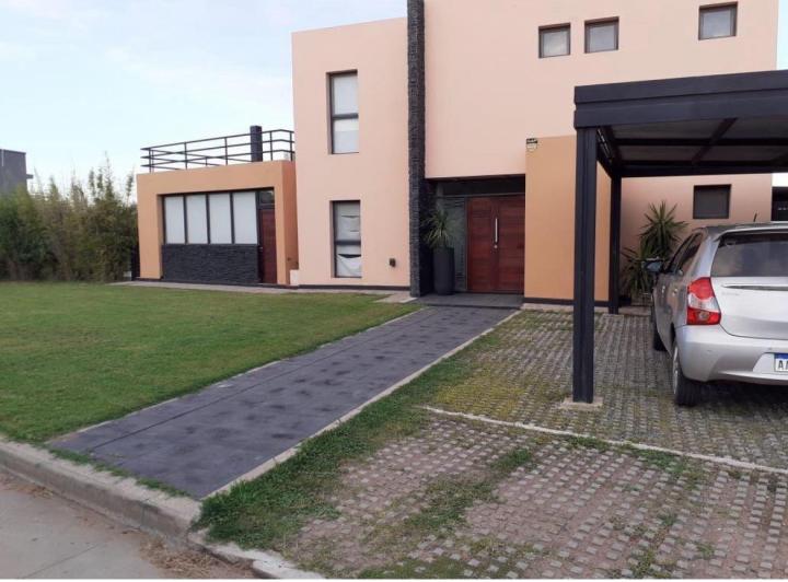 Casa · 200m² · 9 Ambientes · 5 Cocheras