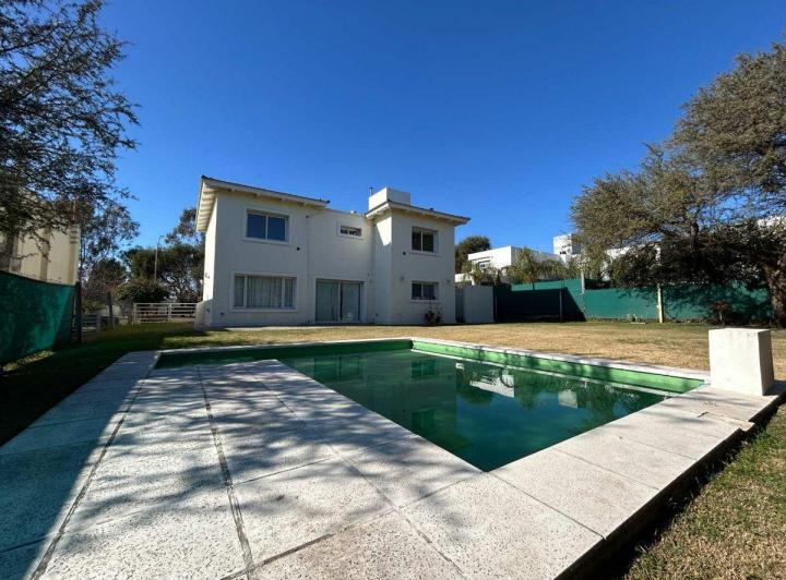 Casa · 270m² · 8 Ambientes · 2 Cocheras