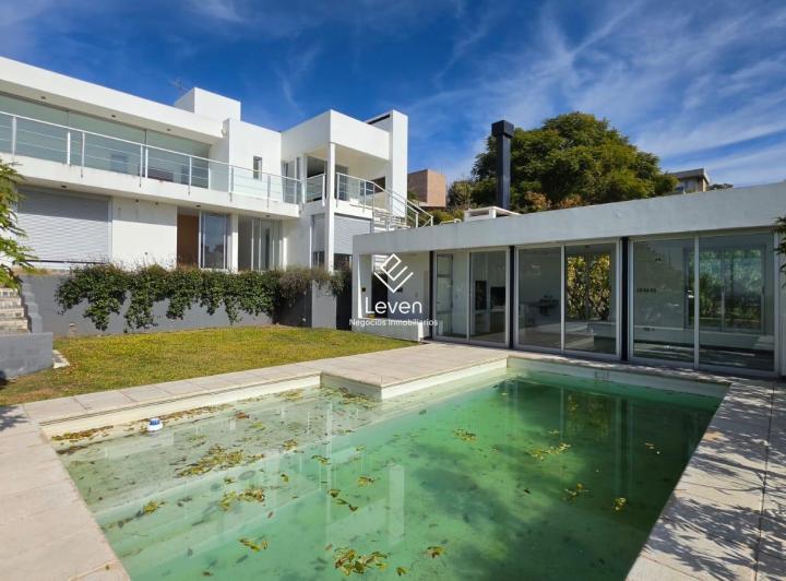 Casa · 350m² · 5 Ambientes · 4 Cocheras