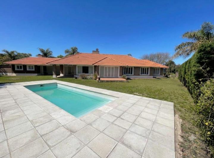 Casa · 350m² · 10 Ambientes · 2 Cocheras