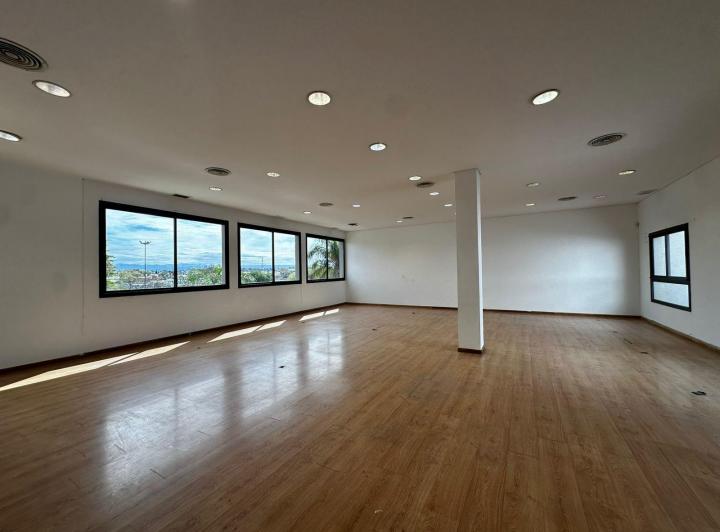 Oficina comercial · 145m² · 3 Ambientes · 4 Cocheras