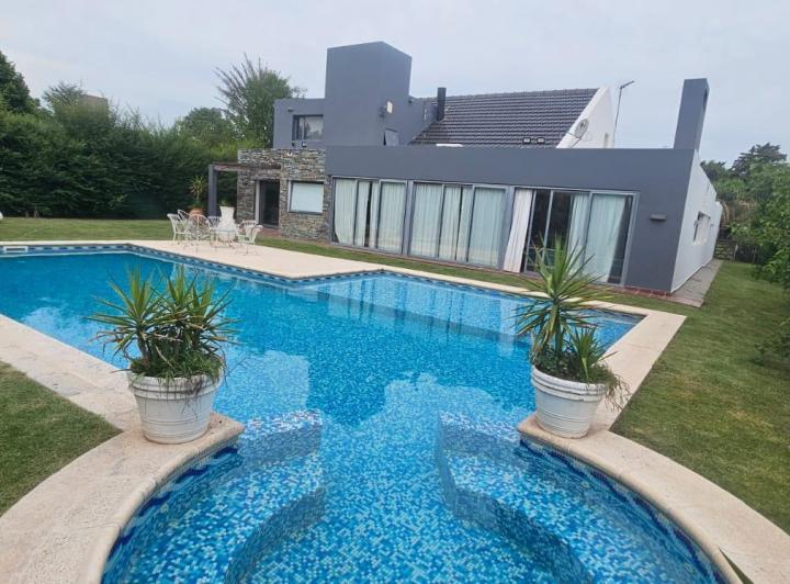 Casa · 420m² · 3 Dormitorios · 2 Cocheras