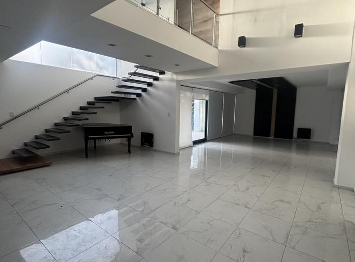 Casa · 360m² · 7 Ambientes · 2 Cocheras