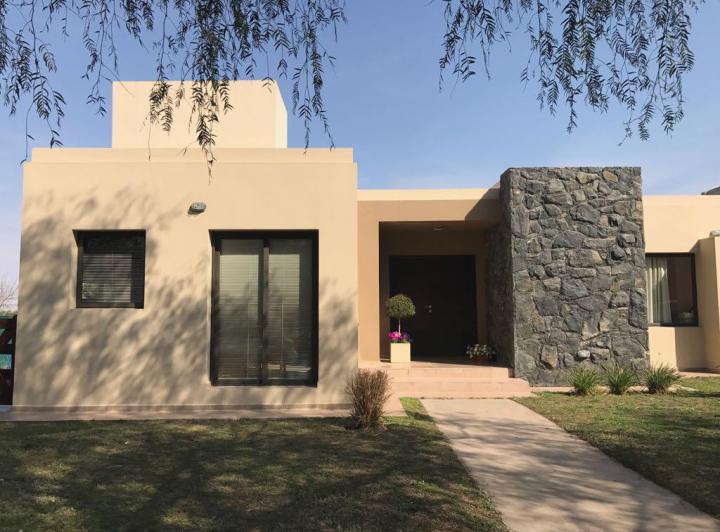 Casa · 140m² · 2 Dormitorios · 2 Cocheras