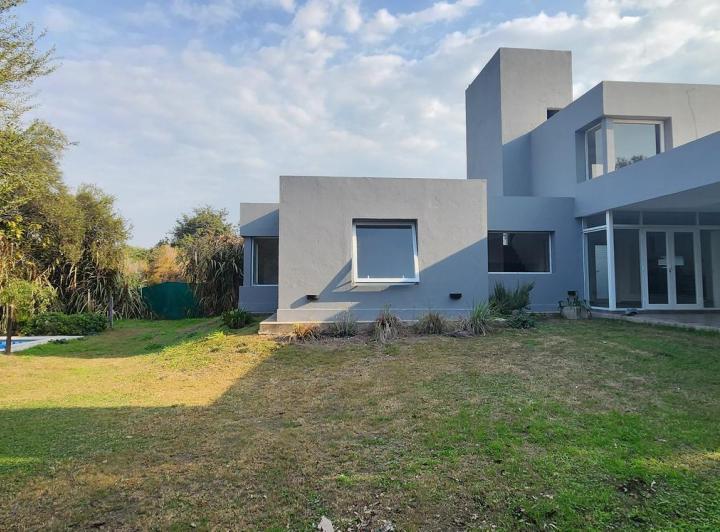 Casa · 300m² · 3 Dormitorios · 2 Cocheras
