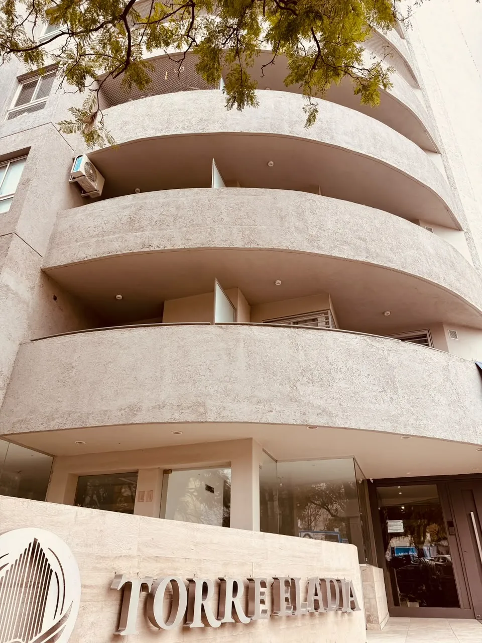EXCELENTE UBICACION PEQUEÑO BALCON