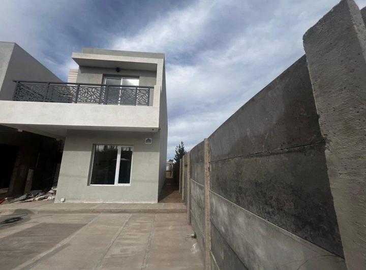 Casa · 104m² · 4 Ambientes · 1 Cochera