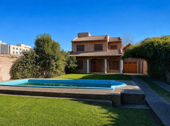 Casa · 416m² · 8 Ambientes · 3 Cocheras