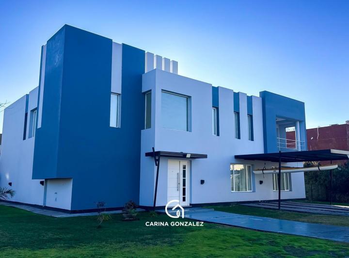 Casa · 260m² · 8 Ambientes · 4 Cocheras