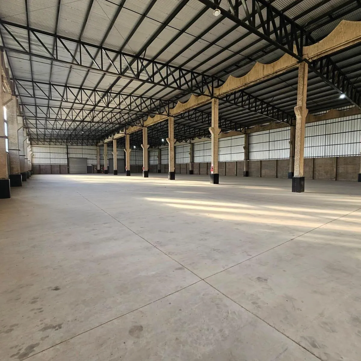 DEPOSITO DE 1900 EN ALQ ZONA INDUSTRIAL Y LOGISTICA
