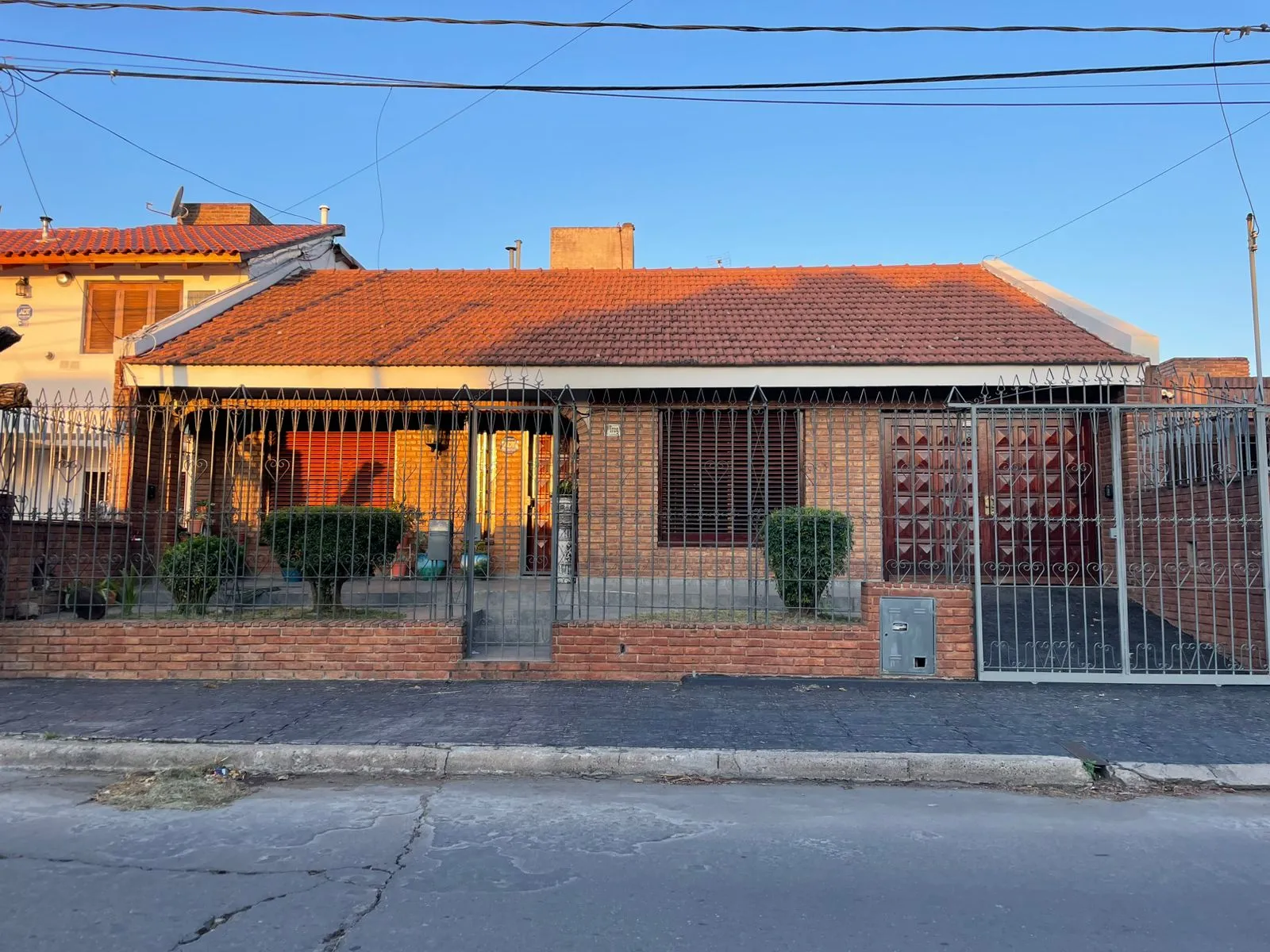 OPORTUNIDAD!!! CASA 4 DORM, COCHERA P/3 VEHICULOS, C/PILETA – B° AYACUCHO