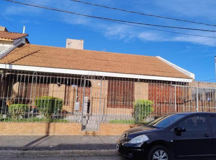 Casa · 245m² · 6 Ambientes · 2 Cocheras