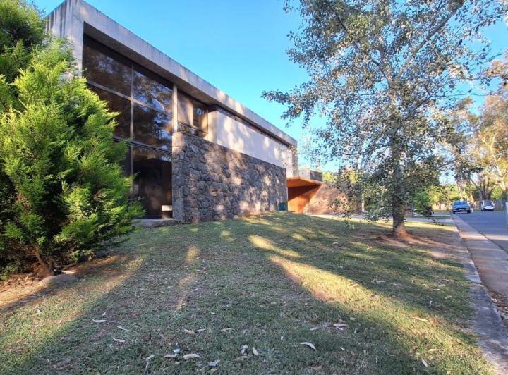 Casa · 370m² · 9 Ambientes · 2 Cocheras