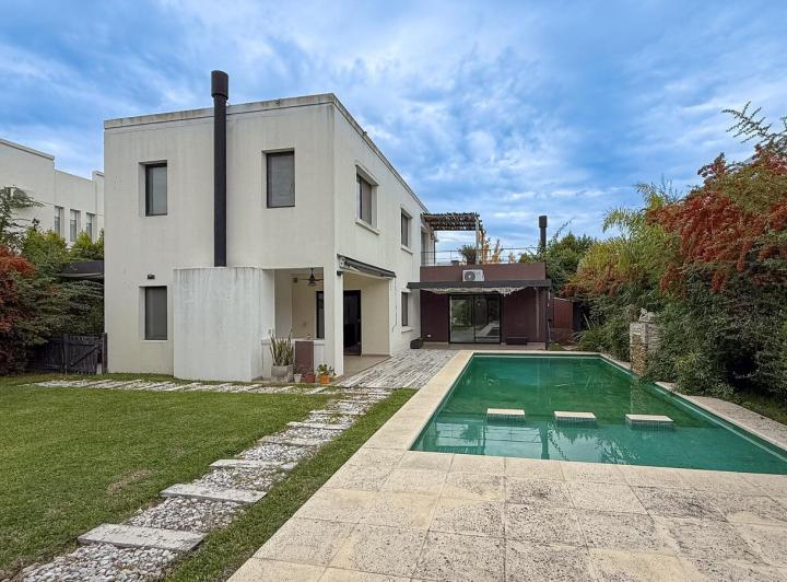 Casa · 181m² · 4 Ambientes · 3 Cocheras