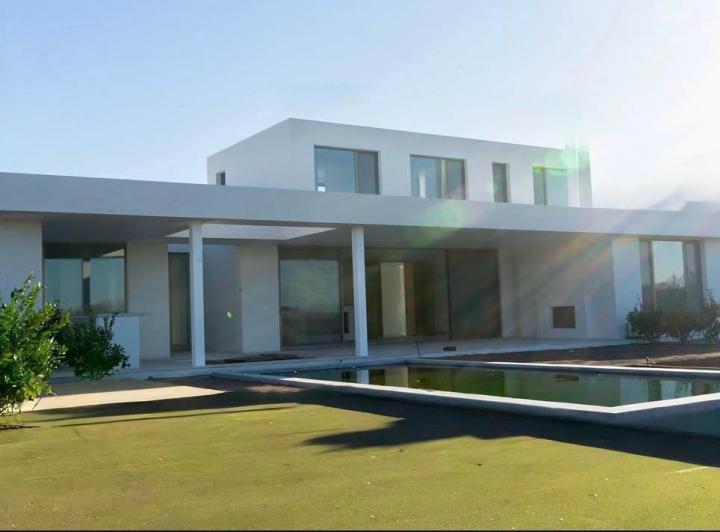 Casa · 320m² · 5 Ambientes · 2 Cocheras