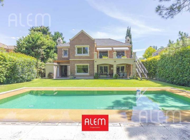 Casa · 275m² · 5 Ambientes · 2 Cocheras