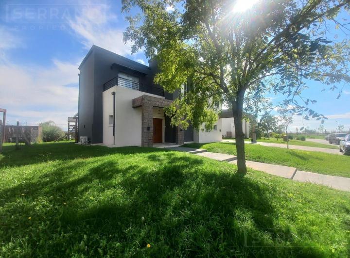 Casa · 170m² · 4 Ambientes · 2 Cocheras