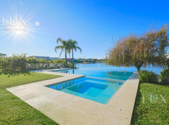 Casa · 900m² · 5 Ambientes · 3 Cocheras