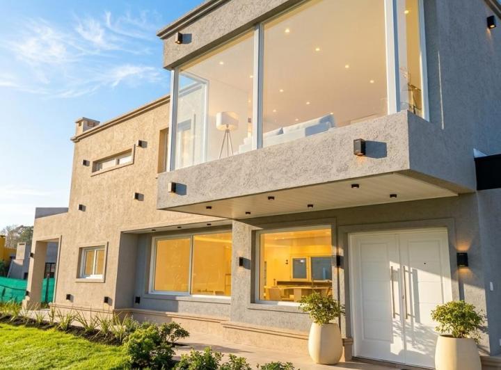 Casa · 253m² · 5 Ambientes · 4 Cocheras