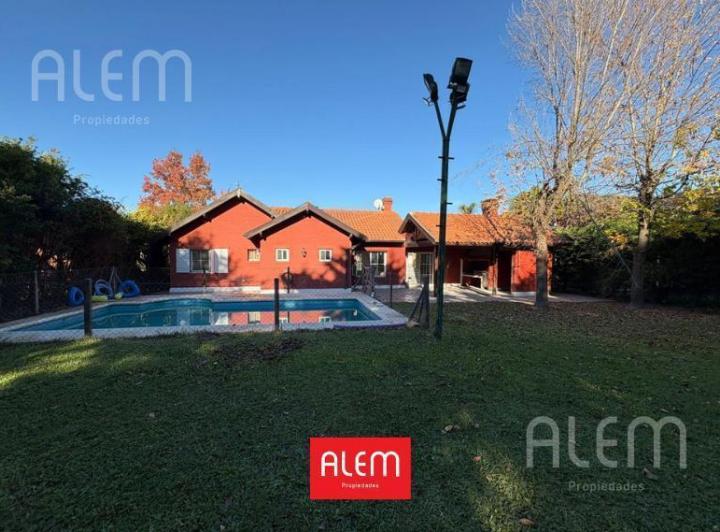 Casa · 230m² · 4 Ambientes · 2 Cocheras