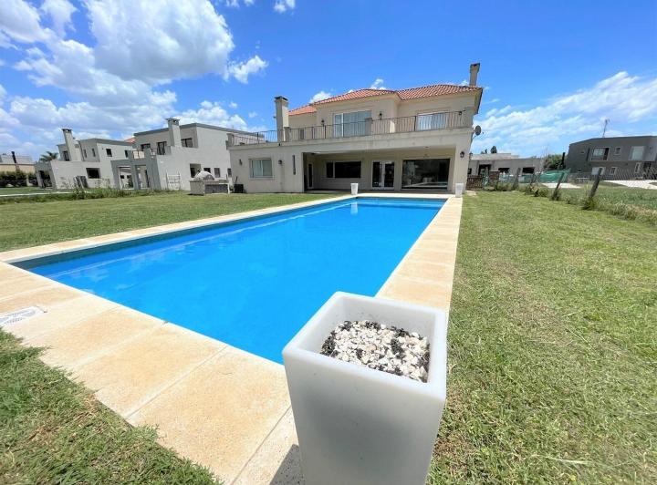 Casa · 250m² · 6 Ambientes · 2 Cocheras