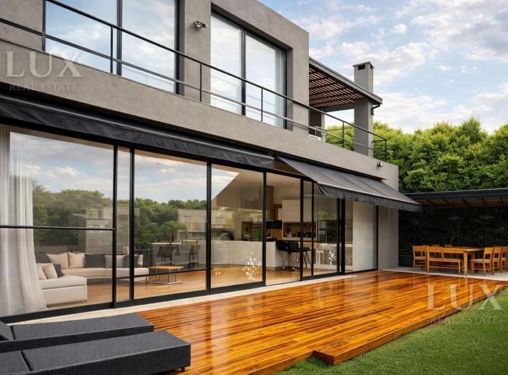 Casa · 250m² · 6 Ambientes · 4 Cocheras