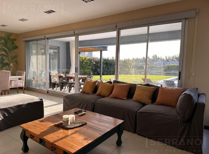 Casa · 270m² · 7 Ambientes · 5 Cocheras