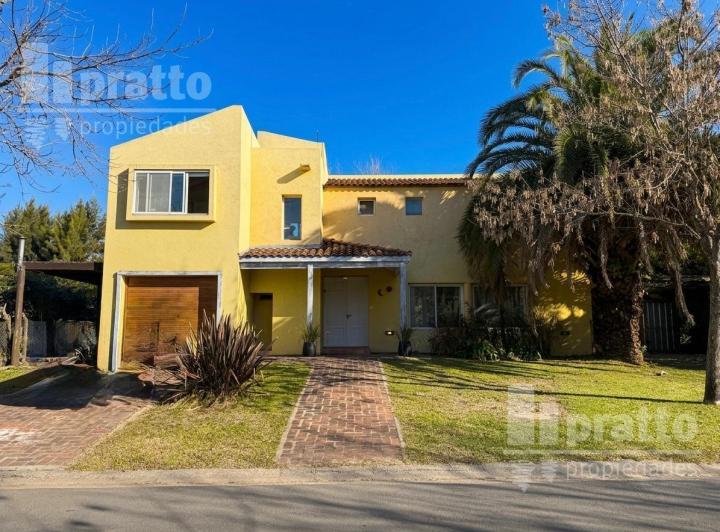 Casa · 220m² · 4 Ambientes · 2 Cocheras