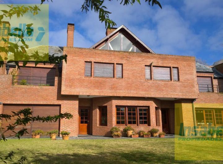 Casa · 440m² · 6 Ambientes · 3 Cocheras