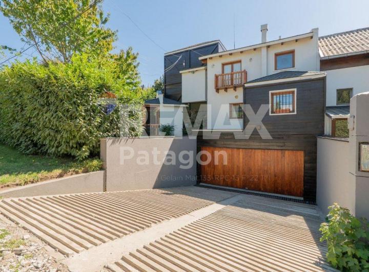 Casa · 271m² · 6 Ambientes · 2 Cocheras