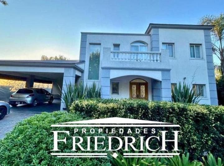 Casa · 250m² · 4 Ambientes · 2 Cocheras