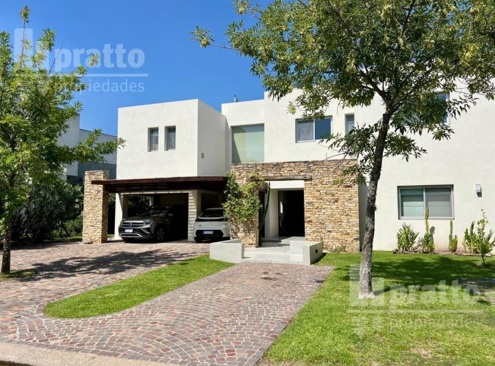 Casa · 415m² · 8 Ambientes · 1 Cochera