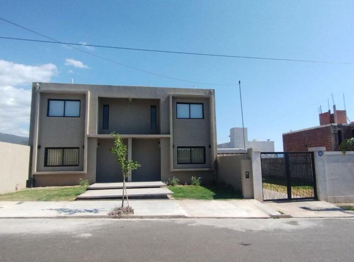 Casa · 100m² · 3 Ambientes · 1 Cochera