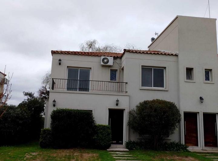 Casa · 126m² · 4 Ambientes · 2 Cocheras