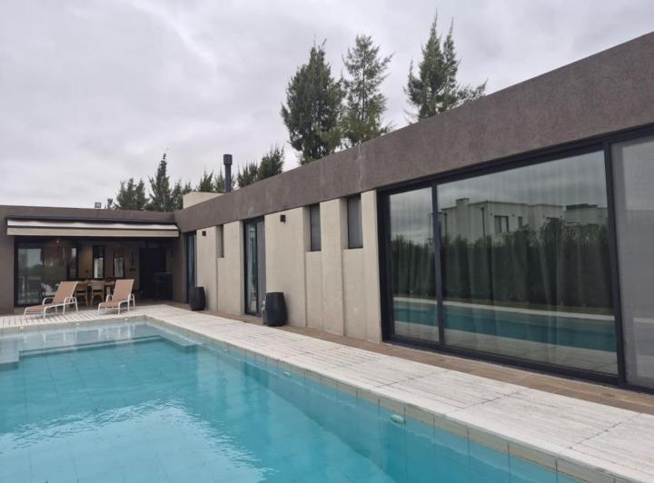 Casa · 200m² · 4 Ambientes