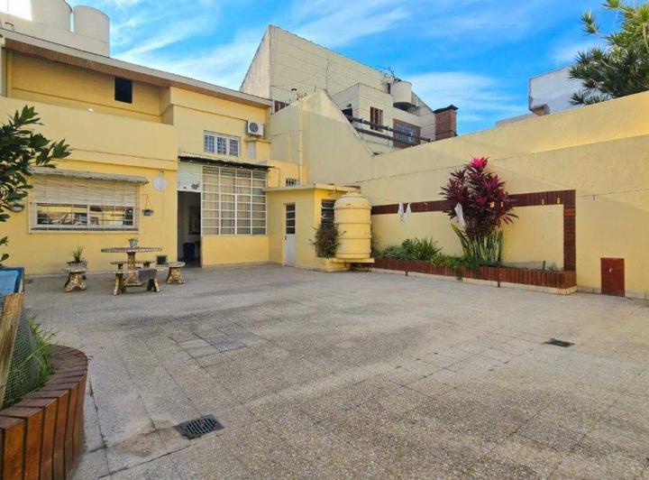 Casa · 242m² · 5 Ambientes · 1 Cochera
