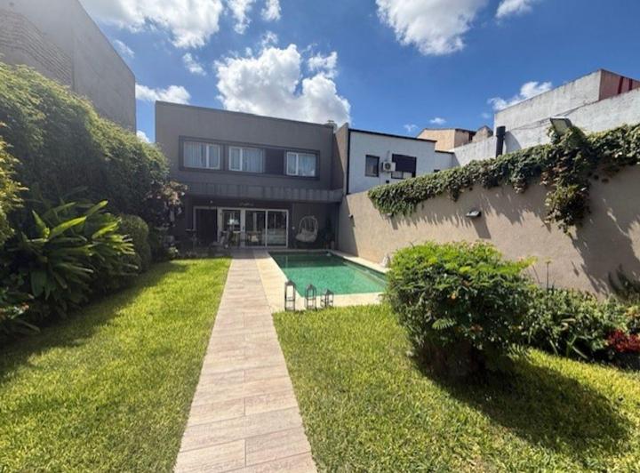 Casa · 300m² · 5 Ambientes · 3 Cocheras