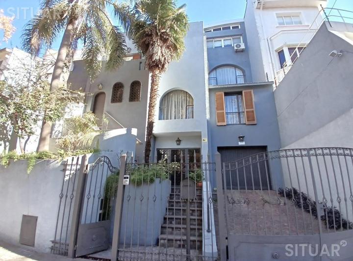 Casa · 313m² · 9 Ambientes · 3 Cocheras