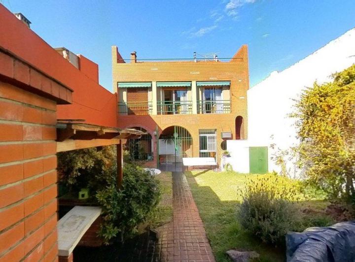 Casa · 234m² · 6 Ambientes · 1 Cochera